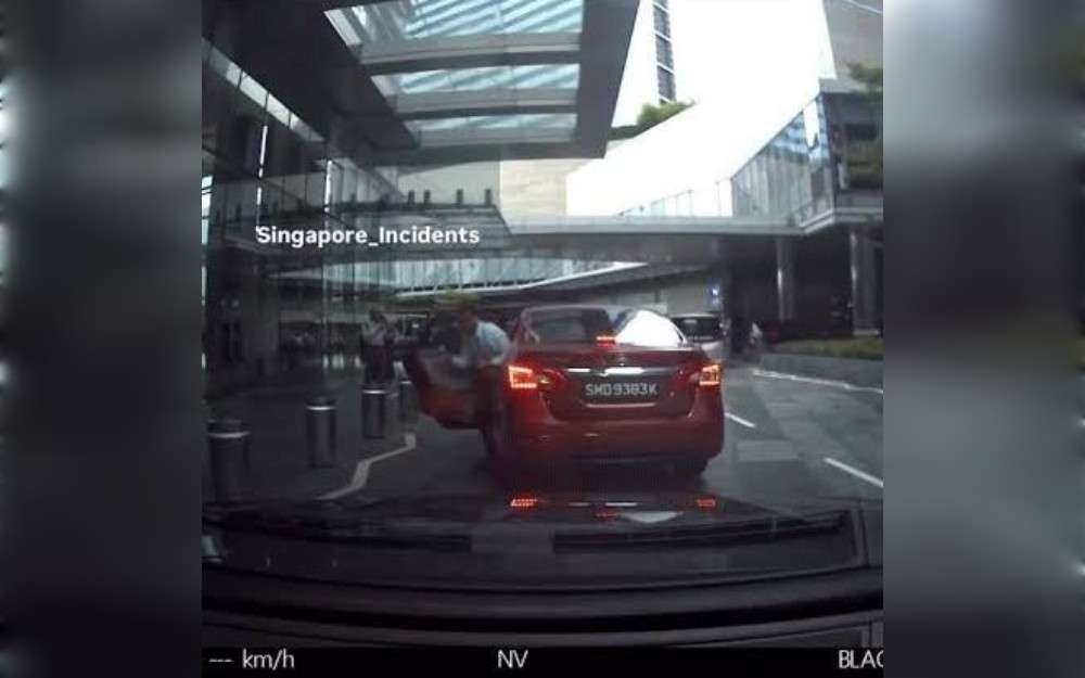 A passenger who got out of the car without shutting the door behind him has come under fire on the internet, with others supporting up for drivers of private vehicles.