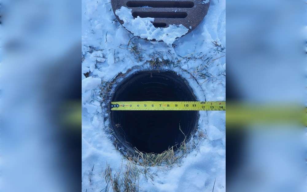After responding to the call from Sand Creek Station on January 24, Newton Fire and EMS, Kansas, United States, posted a photo of the rescue on social media. While sledding on the closed golf course, the teenager became stuck in an exposed drainage pipe.